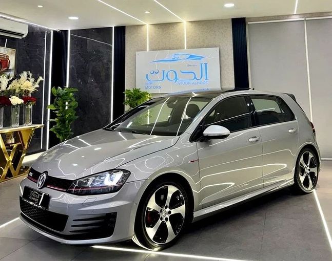 Подержанный Volkswagen Golf GTI VII Рестайлинг, 2.0 л, 2018 в Шардже от Ayoon Alhoot Motors Серый цвет. GCC | AUTO.AE
