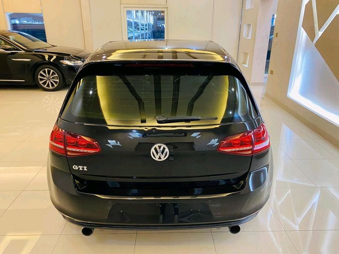 Подержанный Volkswagen Golf VII, 1.8 л, 2016 в Шардже от Alhamoor Used Cars Черный цвет. GCC | AUTO.AE