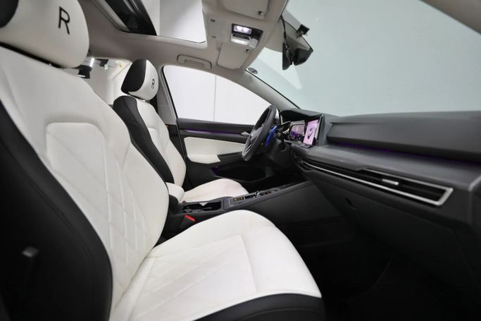 Подержанный Volkswagen Golf VIII, 2.0 л, 2023 в Шардже от Al Qassem Cars Trading Белый цвет. Корейская | AUTO.AE