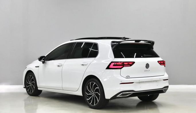 Подержанный Volkswagen Golf VIII, 2.0 л, 2023 в Шардже от Al Qassem Cars Trading Белый цвет. Корейская | AUTO.AE