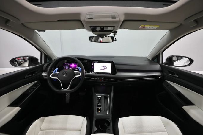 Подержанный Volkswagen Golf VIII, 2.0 л, 2023 в Шардже от Al Qassem Cars Trading Белый цвет. Корейская | AUTO.AE