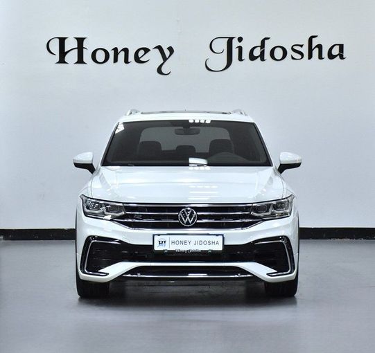 Подержанный Volkswagen Tiguan R, 2.0 л, 2024 в Шардже от Honey Gidosha Used Cars Tr. Белый цвет.  | AUTO.AE