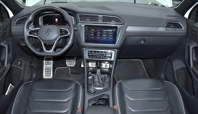 Подержанный Volkswagen Tiguan R, 2.0 л, 2024 в Шардже от Honey Gidosha Used Cars Tr. Белый цвет.  | AUTO.AE