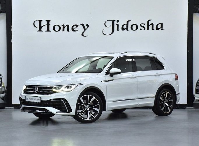 Подержанный Volkswagen Tiguan R, 2.0 л, 2024 в Шардже от Honey Gidosha Used Cars Tr. Белый цвет.  | AUTO.AE
