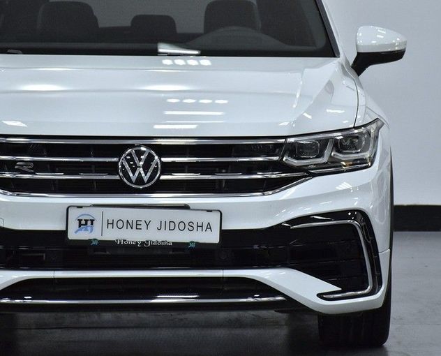 Подержанный Volkswagen Tiguan R, 2.0 л, 2024 в Шардже от Honey Gidosha Used Cars Tr. Белый цвет.  | AUTO.AE
