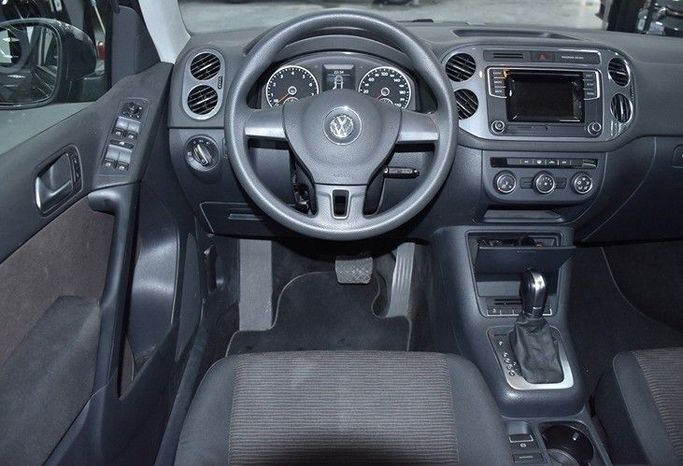 Подержанный Volkswagen Tiguan I Рестайлинг, 2.0 л, 2016 в Шардже от Honey Gidosha Used Cars Tr. Серый цвет.  | AUTO.AE