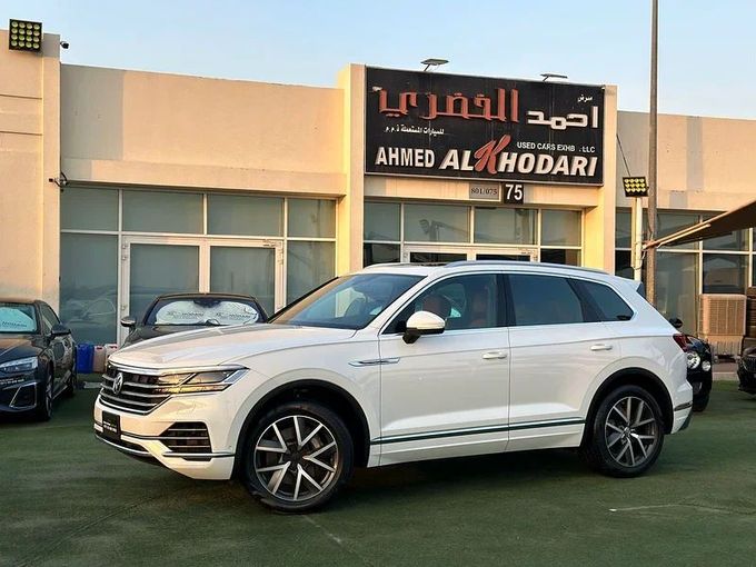 Used Volkswagen Touareg III, 3.0 l, 2018 in Sharjah by Ahmad alkhodari Motors, White color. GCC Specs | AUTO.AE