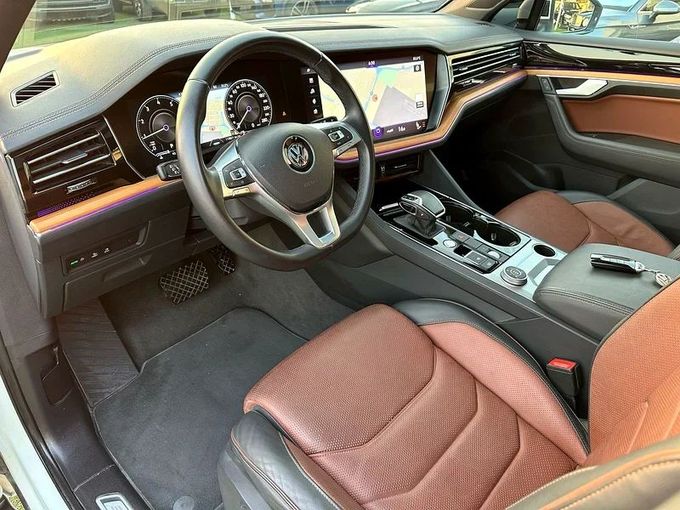 Used Volkswagen Touareg III, 3.0 l, 2018 in Sharjah by Ahmad alkhodari Motors, White color. GCC Specs | AUTO.AE