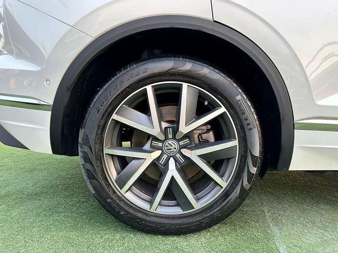 Used Volkswagen Touareg III, 3.0 l, 2018 in Sharjah by Ahmad alkhodari Motors, White color. GCC Specs | AUTO.AE
