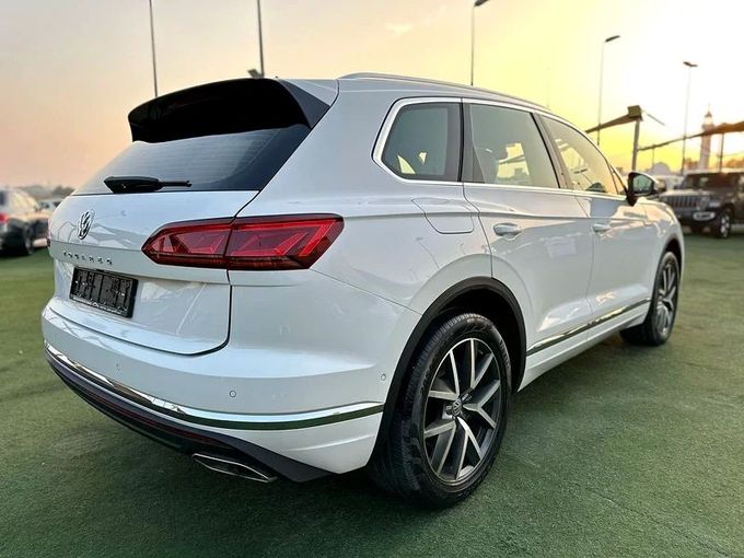 Used Volkswagen Touareg III, 3.0 l, 2018 in Sharjah by Ahmad alkhodari Motors, White color. GCC Specs | AUTO.AE
