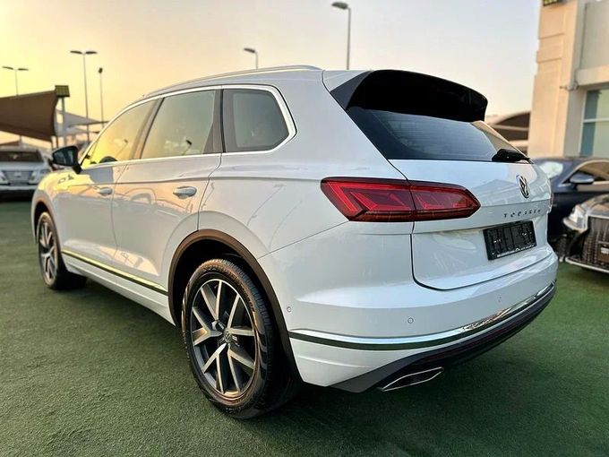 Used Volkswagen Touareg III, 3.0 l, 2018 in Sharjah by Ahmad alkhodari Motors, White color. GCC Specs | AUTO.AE