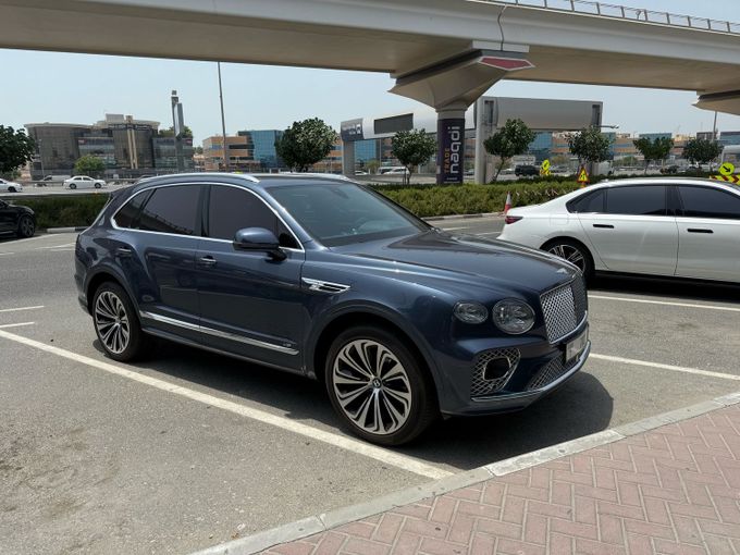 Подержанный Bentley Bentayga Speed I Рестайлинг, 6.0 л, 2022 в Дубае Голубой цвет. GCC | AUTO.AE