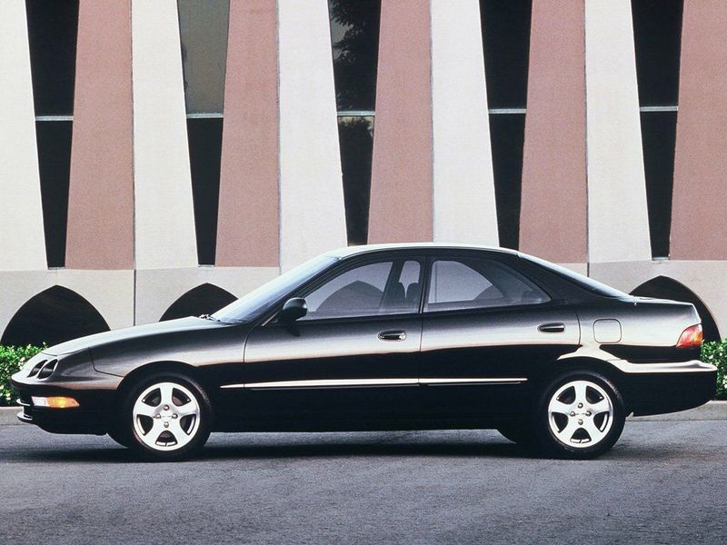Acura Integra ثالثاً، سيدان — منظر من الجانب الأيسر
