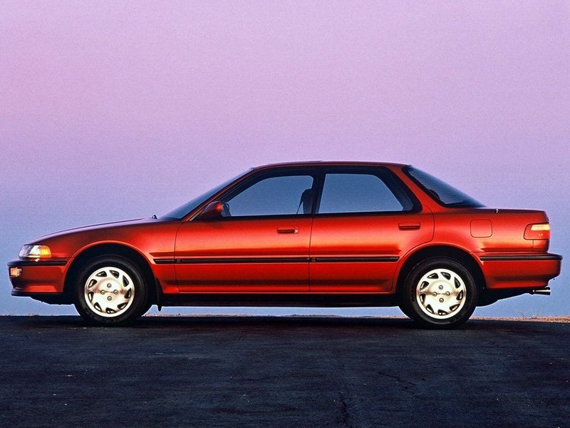 Acura Integra ثانياً، سيدان — منظر من الجانب الأيسر