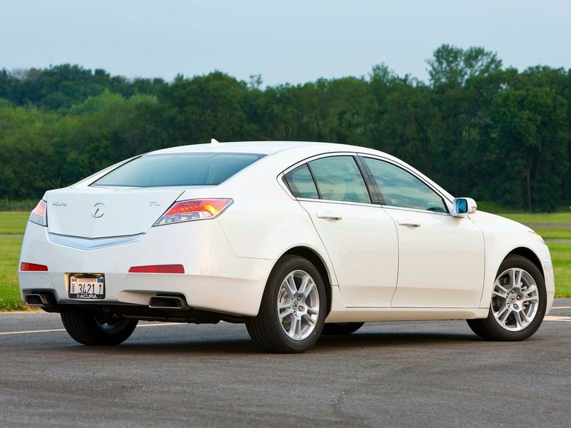 Acura TL رابعاً، سيدان — منظر خلفي أيمن