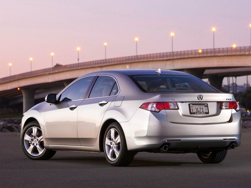 Acura TSX ثانياً، سيدان — منظر خلفي أيمن