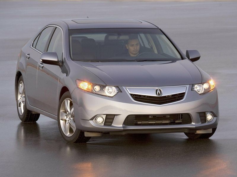 Acura TSX ثانياً، سيدان — منظر أمامي أيسر