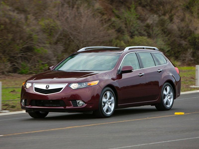 Acura TSX ثانياً، واجون 5 أبواب — منظر أمامي أيمن