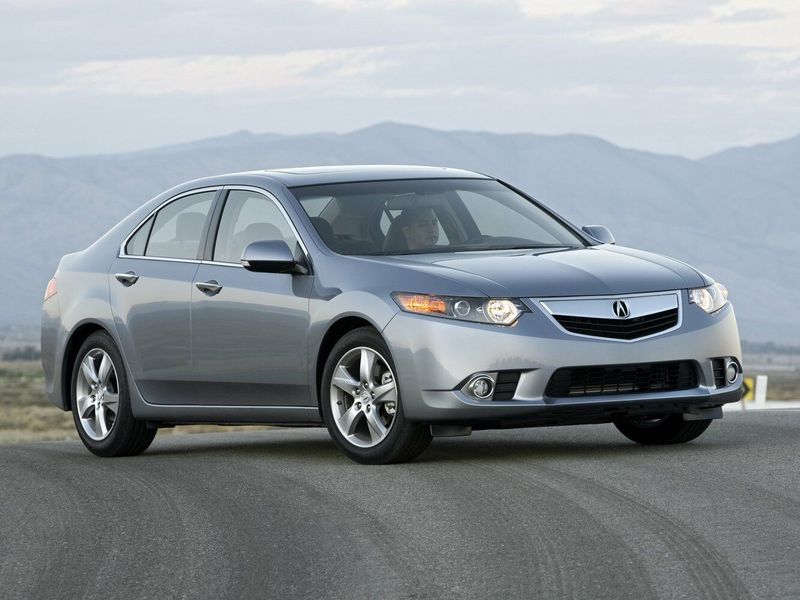 Acura TSX ثانياً، سيدان — منظر أمامي أيمن