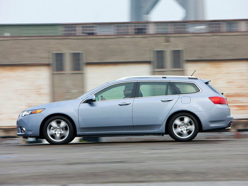 Acura TSX ثانياً، واجون 5 أبواب — منظر من الجانب الأيسر