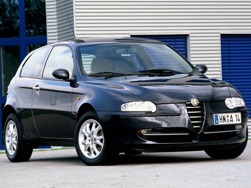 Alfa Romeo 147 I، هاتشباك 3 أبواب — منظر أمامي أيمن