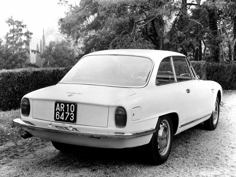Alfa Romeo 2600 I، كوبيه Sprint — منظر خلفي أيمن