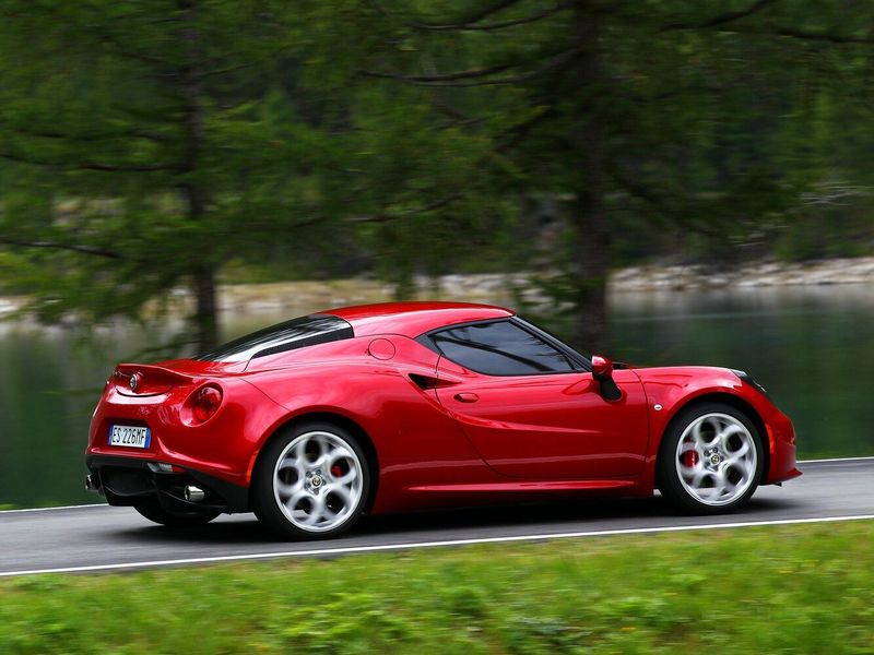 Alfa Romeo 4C، كوبيه — منظر خلفي أيمن
