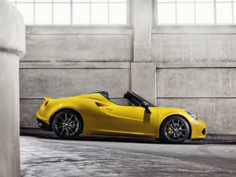 Alfa Romeo 4C, Тарга Spyder — вид справа
