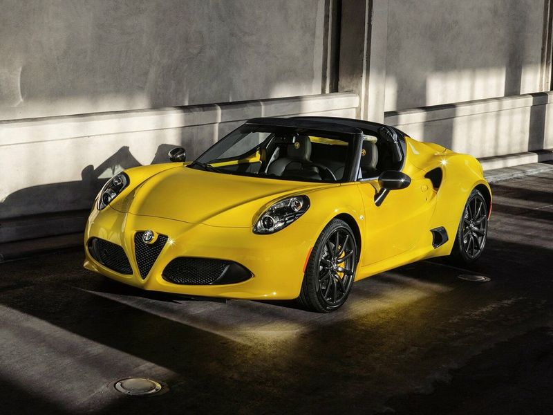 Alfa Romeo 4C, Тарга Spyder — вид спереди справа