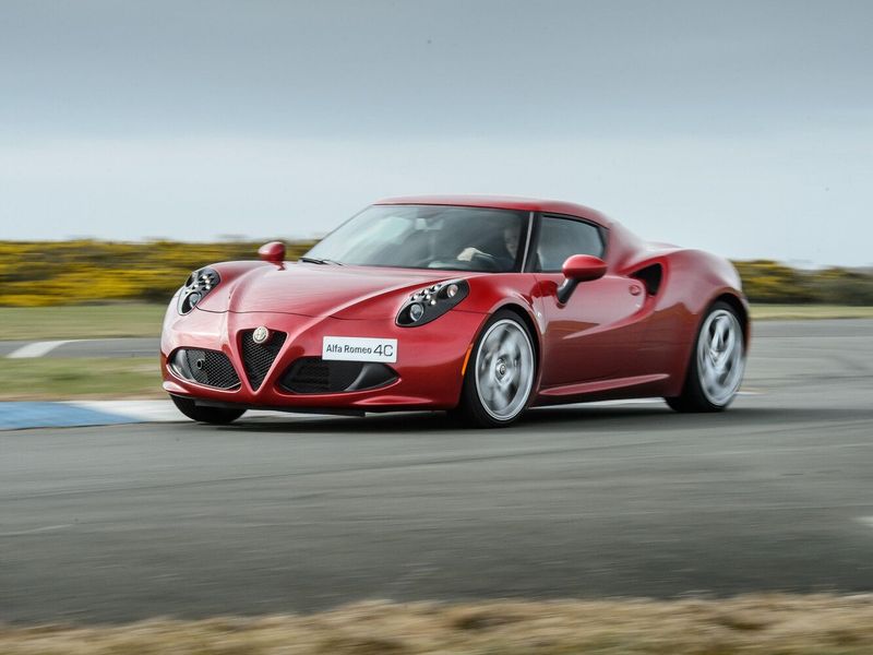 Alfa Romeo 4C، كوبيه — منظر أمامي أيمن