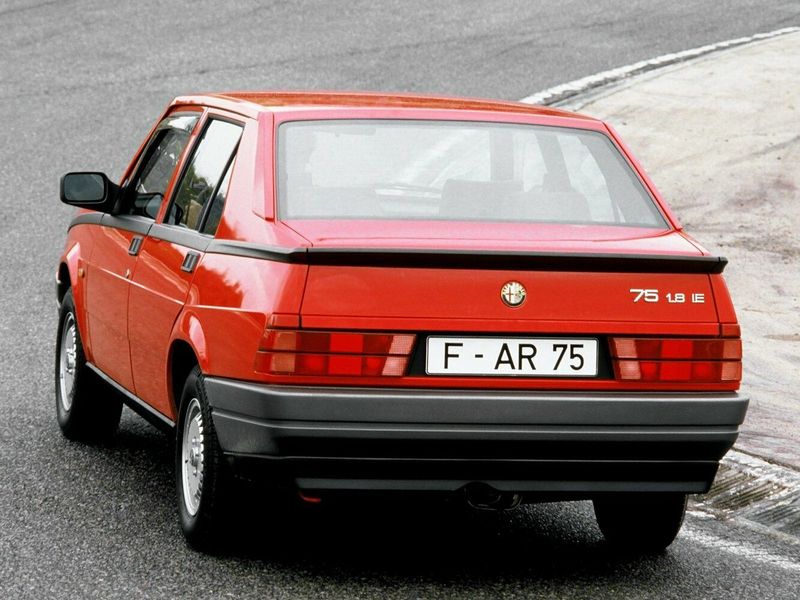 Alfa Romeo 75 أنا فيس ليفت، سيدان — منظر خلفي أيسر