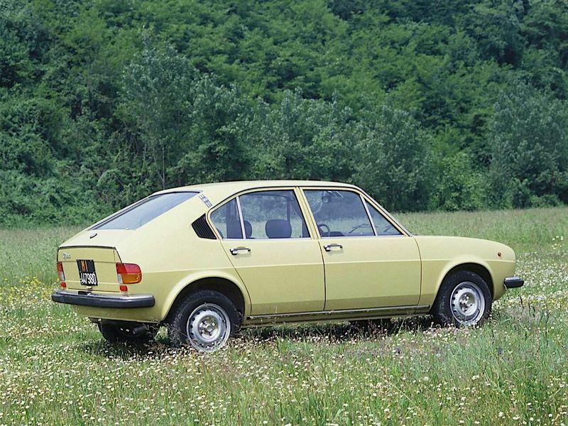 Alfa Romeo Alfasud I عملية شد الوجه 1، فاستباك Berlina — منظر خلفي بزاوية ثلاثة أرباع