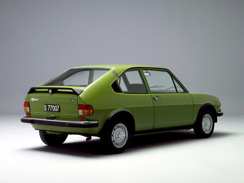 Alfa Romeo Alfasud I عملية شد الوجه 1، فاستباك TI — منظر خلفي بزاوية ثلاثة أرباع