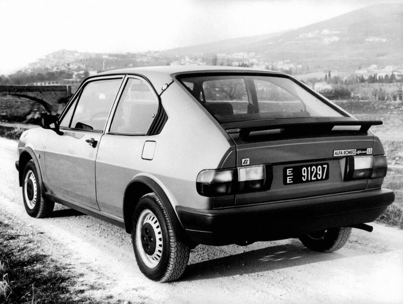 Alfa Romeo Alfasud I تجميل الوجه 2، فاستباك TI — منظر خلفي بزاوية ثلاثة أرباع