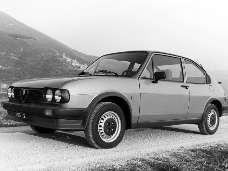 Alfa Romeo Alfasud I تجميل الوجه 2، فاستباك TI — منظر أمامي بزاوية ثلاثة أرباع