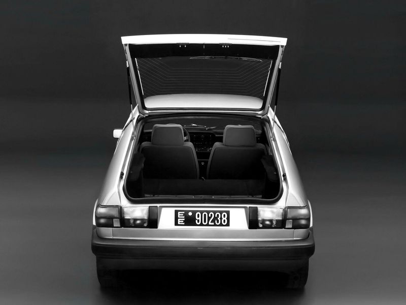 Alfa Romeo Alfasud I تجميل الوجه 2، هاتشباك 3 أبواب — منظر خلفي
