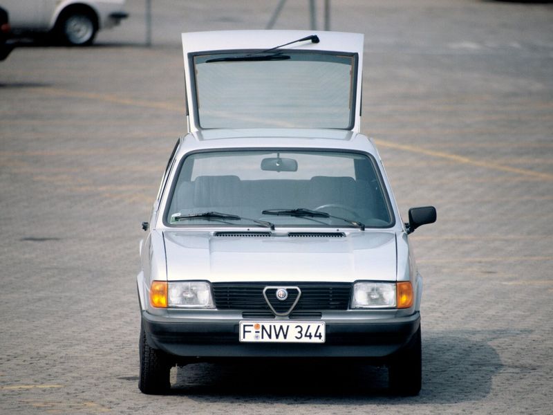 Alfa Romeo Alfasud I تجميل الوجه 2، هاتشباك 3 أبواب — منظر أمامي