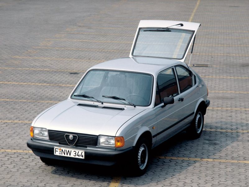 Alfa Romeo Alfasud I تجميل الوجه 2، هاتشباك 3 أبواب — منظر أمامي بزاوية ثلاثة أرباع