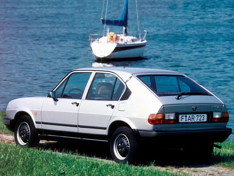Alfa Romeo Alfasud I تجميل الوجه 2، هاتشباك 5 أبواب — منظر خلفي بزاوية ثلاثة أرباع