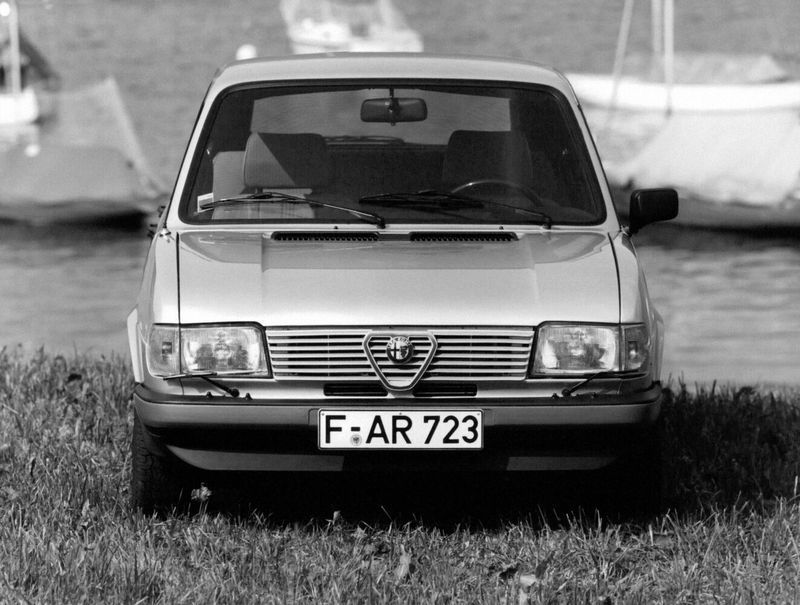 Alfa Romeo Alfasud I تجميل الوجه 2، هاتشباك 5 أبواب — منظر أمامي
