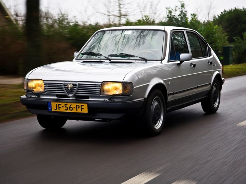 Alfa Romeo Alfasud I تجميل الوجه 2، هاتشباك 5 أبواب — منظر أمامي بزاوية ثلاثة أرباع