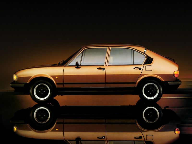 Alfa Romeo Alfasud I تجميل الوجه 2، هاتشباك 5 أبواب — منظر من الجانب الأيسر