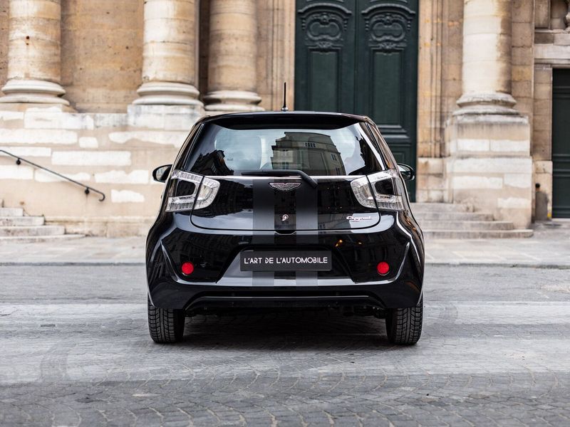 Aston Martin Cygnet، هاتشباك 3 أبواب — منظر خلفي