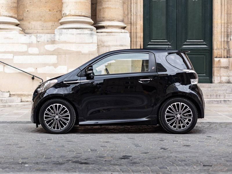 Aston Martin Cygnet، هاتشباك 3 أبواب — منظر من الجانب الأيسر