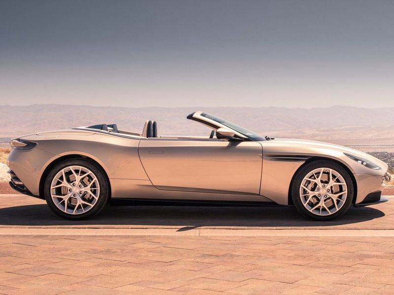 Aston Martin DB11 I، قابلة للتحويل Volante — منظر من الجانب الأيمن