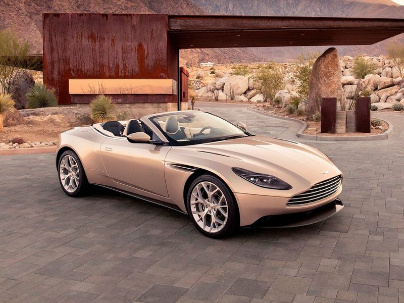 Aston Martin DB11 I، قابلة للتحويل Volante — منظر أمامي أيمن
