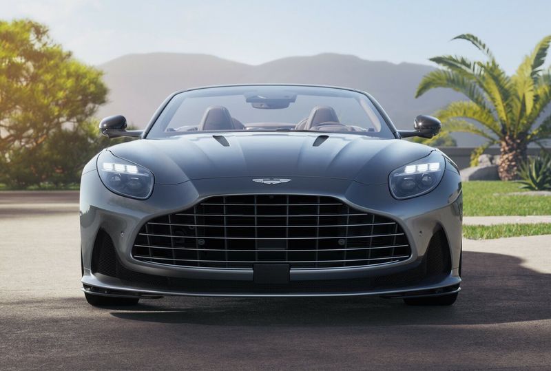 Aston Martin DB12، قابلة للتحويل Volante — منظر أمامي