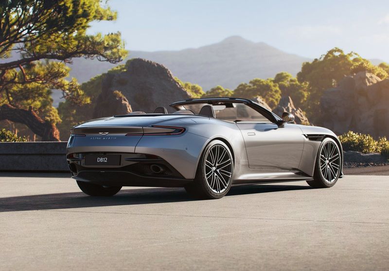 Aston Martin DB12، قابلة للتحويل Volante — منظر خلفي بزاوية ثلاثة أرباع