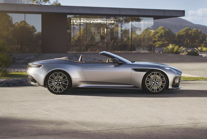 Aston Martin DB12، قابلة للتحويل Volante — منظر من الجانب الأيمن