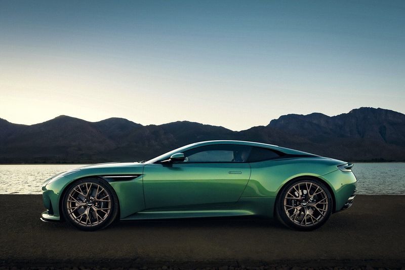 Aston Martin DB12، كوبيه — منظر من الجانب الأيمن